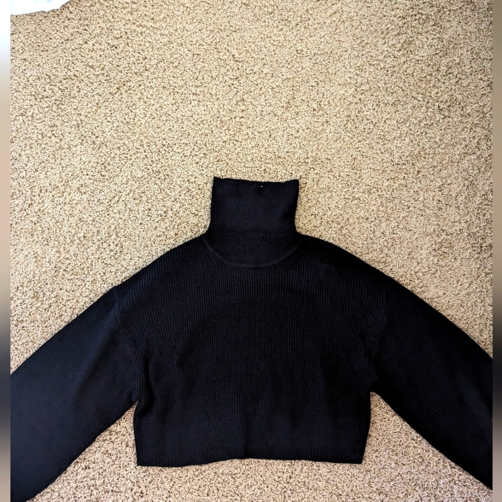H&M Divided cropped turtle neck sweater - size M